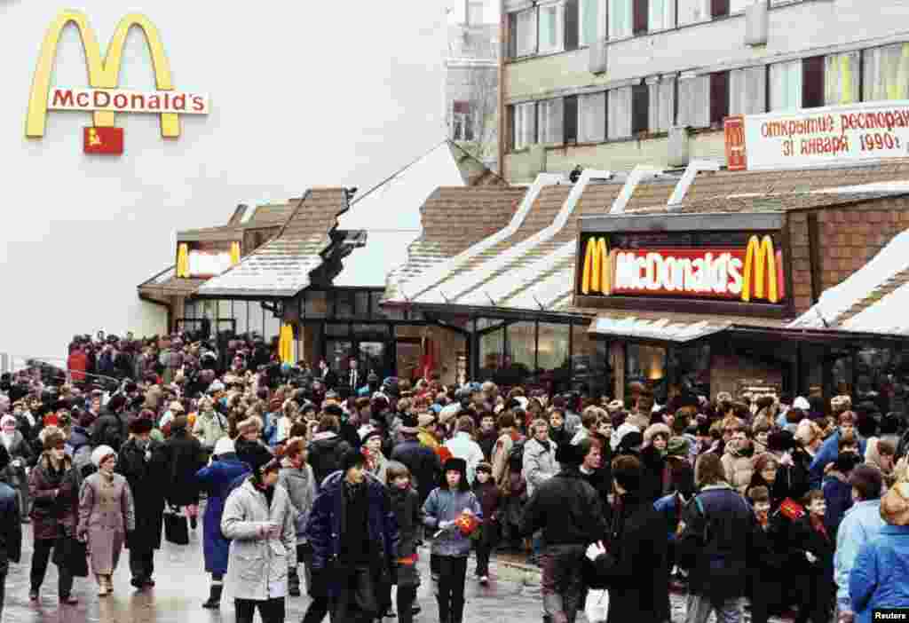 Prvi McDonald'sov restoran mogao je dnevno proizvesti 15.000 obroka i bio je do tada najveći ovog lanca brze hrane.
