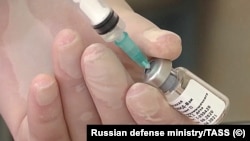 Doză de vaccin aflat în faza de testare clinică