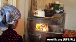 Во многих областях Узбекистана люди при отсутствии газа готовят еду на дровяной печи. 