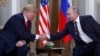 Președintele american Donald Trump și președintele rus Vladimir Putin își strâng mâna la începutul unei întâlniri la Palatul Prezidențial din Helsinki, Finlanda, 16 iulie 2018. 