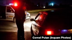 Mai mulți polițiști au fost acuzați, în ultimii ani, că ar fi avut legături cu diverse clanuri interlope. 
