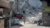 Copii palestinieni printre ruinele unui cartier rezidențial din sudul orașului Khan Yunis din Fâșia Gaza, la 5 iulie 2024.