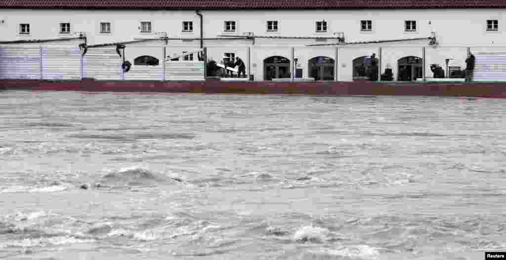 Češka - Uključena je i češka vojska koja je postavljala metalne barijere na rijeci Vltavi, 3. juni 2013. Foto: REUTERS / David W. Černy