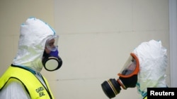Membrii ai Gărzii Roiale care păzesc un spital din Madrid