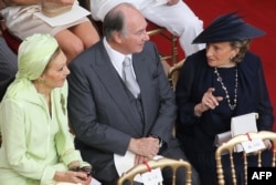 Aga Khan cu soția regretatului președinte francez Jacques Chirac, Bernadette Chirac (dreapta) și fosta regină a Iranului Farah Pahlavi (stânga) la Monaco, în 2012.