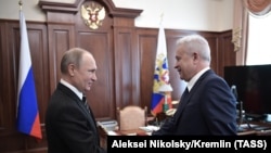 Omul de afaceri Vagit Alekperov s-a retras din frumtea companiei Lukoil la puțină vreme de la declanșarea războiului din Ucraina. Imagine generică cu primirea lui Alekperov la Kremlin în aprilie 2019.