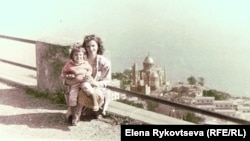 А это мы с Дашкой. В посольство проделывали километры пешком, автобусы - редкость, такси для нас дорого, а еще и запрещено.