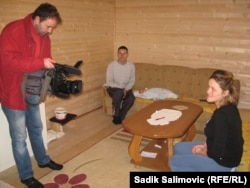 Almir i Dušica Salihović sa sinom Jusufom i dopisnikom RSE u kućici koju im je sagradila austrijska organizacija "Seljaci pomažu seljacima"