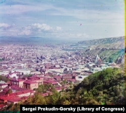 Tbilisi (cunoscută până în 1936, peste tot în lume, sub numele de Tiflis) este fotografiată din Biserica Sf. David. Când era făcută această fotografie acum mai bine de un secol, populația orașului era de aproximativ 160 000.
