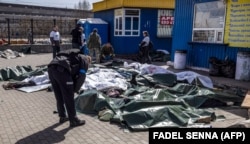 Cadavrele celor uciși după un atac cu rachete al trupelor ruse asupra gării din Kramatorsk, Ucraina, pe 8 aprilie 2022.