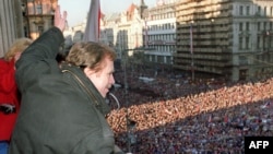 Вацлав Гавел вітає тисячі демонстрантів на площі у Празі, 1989 рік