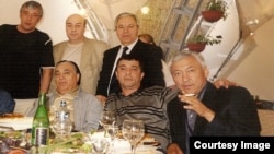 Хусан Зиямухаммедов в кругу криминальных авторитетов.