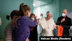 Papa Francisc a vizitat copiii refugiați ucraineni care au părăsit Ucraina în timpul invaziei pe scară largă a Rusiei. Roma, Italia, 19 martie 2022.