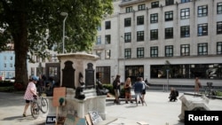 Locul unde se afla statuia lui Edward Colston, după ce protestatarii au dat-o jos și au aruncat-o în apă, Bristol, iunie 2020