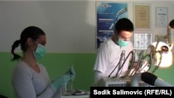 Arifana Pašalić na poslu u zubnoj ordinaciji