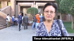 Анибал Сыздықбаева, түлектің қамқоршысы. Астана, 14 тамыз 2017 жыл