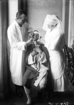 Cabinetul unui dentist în timpul Primului Război Mondial