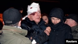 Iuri Luțenko primind ajutor medical după ce a fost lovit de poliție în seara de vineri 10 ianuarie, 2014