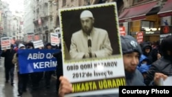 Демонстрация против режима узбекского президента Ислама Каримова. Стамбул, 2 марта 2012 года.