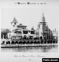 Pavilionul bosniac (stânga) de pe malurile fluviului Sena. Structura a fost inspirată de arhitectura lesne de recunoscut a castelului Gradacac din Bosnia. În dreapta este pavilionul maghiar.