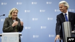 Doi lideri extremiști: Marine Le Pen (FN) cu Geert Wilders (PVV) în 2013