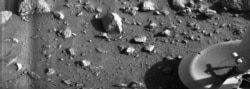 Ova NASA- ina fotografija iz 1976. godine bila je prva koja je jasnije prikazala marsovski krajolik, kružnu ravnicu nazvanu “Zlatna ravnica” (grčki: Chryse Planitia) na sjevernoj hemisferi Marsa.