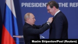 Președintele rus Vladimir Putin îl decorează pe cel sârb, Aleksandar Vučić, cu ordinul Aleksandr Nevski, după o întâlnire la Belgrad, în ianuarie 2019.