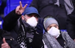 Tifozët e ekipit të Juventusit kishin vendosur maska gjatë një ndeshjeje futbollistike. Foto nga arkivi.