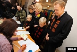 Міський голова Львова Андрій Садовий з дружиною Катериною та дітьми під час голосування на одній з виборчих дільниць у Львові. 25 жовтня 2015 року
