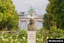 Schuman este comemorat în mai multe locuri din Bruxelles pentru rolul său în crearea Comunității Europene. Stația de metrou de lândă Comisia Europeană îi poartă numele.