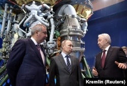 Šef Roskosmosa Dmitrij Rogozin (sleva nadesno), ruski predsednik Vladimir Putin i Igor Arbuzov, izvršni direktor proizvođača raketnih motora Energomaš, u fabrici Energomaš blizu Moskve, april 2019.