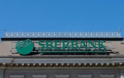 Grupacija Sberbank Europe (Sberbank Europe AG) sa sjedištem u Beču (na fotografiji logo na bečkoj centrali) je bankovna grupa u stopostotnom vlasništvu najveće ruske banke Sberbank Rusija
