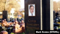 Mormîntul lui Sergei Magnițky la cimitirul Preobrazhenskoye din Moscova