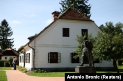 Statua Josipa Broza ispred njegove rodne kuće, Kumrovec, 13. septemar 2017