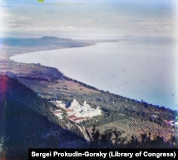 Mănăstirea Novy Afon, care a fost construită la sfârșitul anilor 1800 de călugări ruși. Priveliștea este orientată spre sud, pe coasta Mării Negre, spre Batumi.
