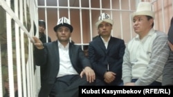 Камчыбек Ташиев, Садыр Жапаров и Талант Мамытов в зале суда, 10 января 2013 г.