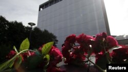Cveće ispred zgrade Vlade koja je oštećena u napadu u Oslu, 22. jul 2012.