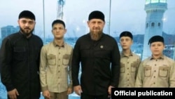 Liderul Ceceniei, Ramzan Kadîrov (centru), alături de nepotul său Kamzat și de fiii săi Ahmat, Zelimkhan și Adam (de la stânga la dreapta).