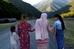 FGM nije zabranjeno u Rusiji i posle raspada Sovjetskog Saveza 1991. postalo je učestalije u pretežno muslimanskim regionima Severnog Kavkaza.