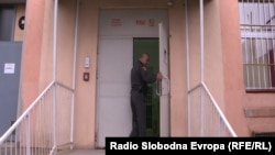 Ombudsmeni su u prošloj godini primili 77 pritužbi, a uglavnom su se odnosile na ostvarivanje zdravstvene zaštite, uvjete smještaja i tretman u zatvorima. Na fotografiji policajac ispred zatvora u Zenici, arhiva.