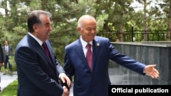 Президент Узбекистана Ислам Каримов очень радостно встретил президента Таджикистана Эмомали Рахмона. Ташкент, 23 июня 2016 года.
