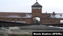 Главные ворота лагеря Аушвиц (Освенцим) на территории Польши.