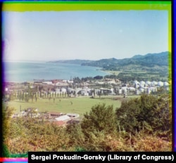 Rezervoare pentru depozitarea petrolului în soarele arzător din Batumi. Orașul era în plină expansiune economică după ce în 1906 a fost finalizată o conductă - cea mai lungă din lume la acea vreme - care parcurgea 885 de kilometri, de la abundentele câmpuri petroliere din Baku, capitala Azerbaidjanului, până la Batumi. Tancurile petrolifere din portul Mării Negre transportau apoi produsele petroliere către piețele occidentale.