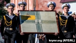 Steag naval din 1918 care are simbolul cu trident folosit și astăzi de Ucraina.