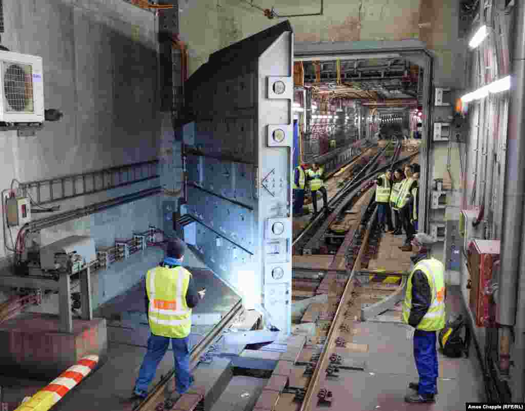 Momentul în care o ușă de 20 de tone, proiectată să reziste la o explozie nucleară, s-a închis în timpul testelor efectuate într-o stație de metrou de sub străzile din Praga. Ușa face parte din sistemul de protecție al metroului praghez (Ochranny System Metra sau OSM), o rețea de adăposturi întărite concepute pentru a proteja oamenii în timpul unui atac nuclear, chimic sau biologic.&nbsp;
