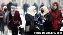 Femei care poartă măști de protecție în Sarajevo, în mijlocul pandemiei de coronavirus, 24 noiembrie 2020 