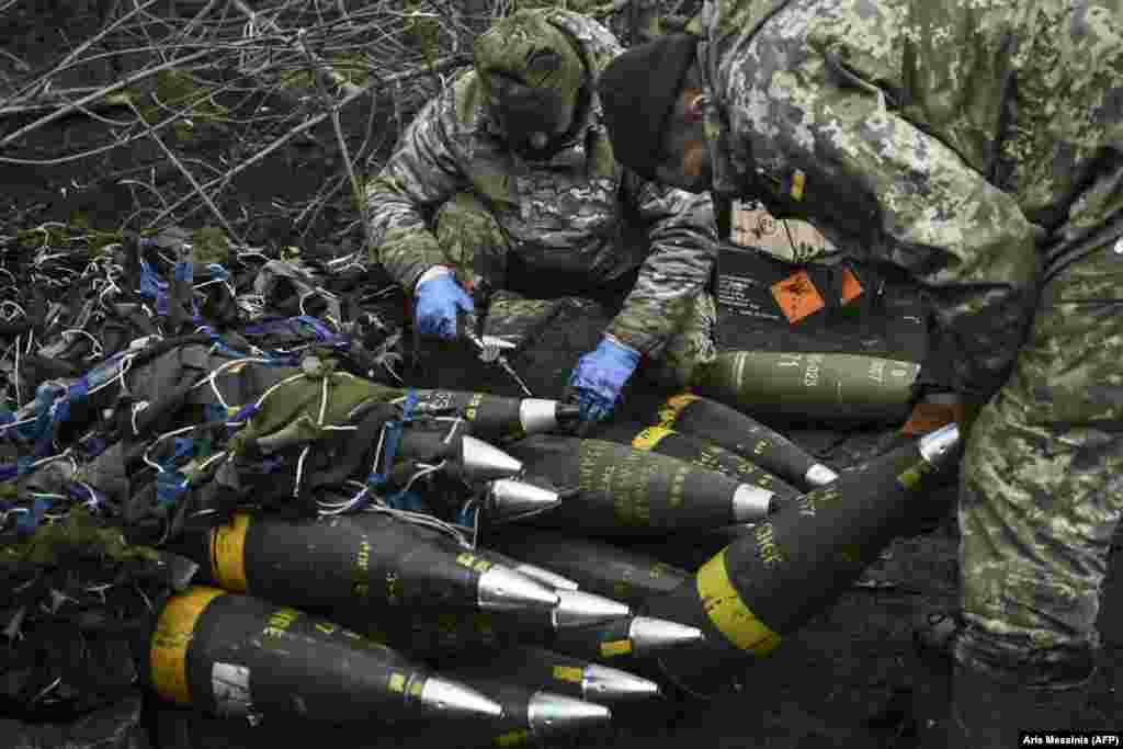 Proiectile de artilerie de 155 și 105mm Aceste calibre sunt standarde NATO, folosite de sutele de lansatoare howitzer furnizate Ucrainei. Pe fondul unei producții reduse, un proiectil de 155mm a ajuns să coste azi cam 8.400 de dolari. 