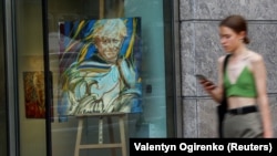 Portret al lui Boris Johnson într-o galerie de artă din Kiev. 