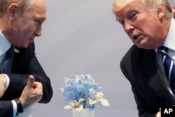 Președintele Donald Trump se întâlnește cu președintele rus Vladimir Putin la Summitul G20 de la Hamburg, Germania, 2017.