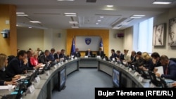 Qeveria në largim e përbërë nga 20 ministra dhe 50 zëvendësministra 
